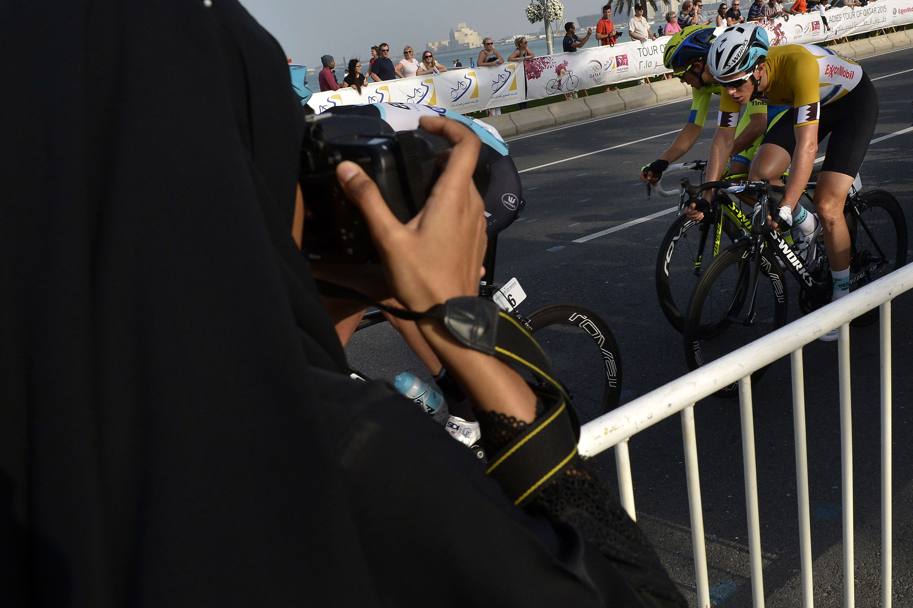 Giro del Qatar, Doha: il leader della corsa, l&#39;olandese Nikki Tepstra, fotografato da un’appassionata locale di ciclismo, in rigoroso velo nero. (Afp)